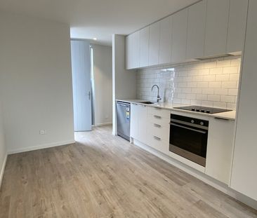 Modern Townhouse - Photo 6