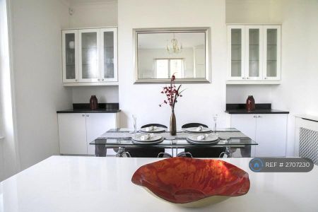 3 bedroom flat to rent - Photo 5