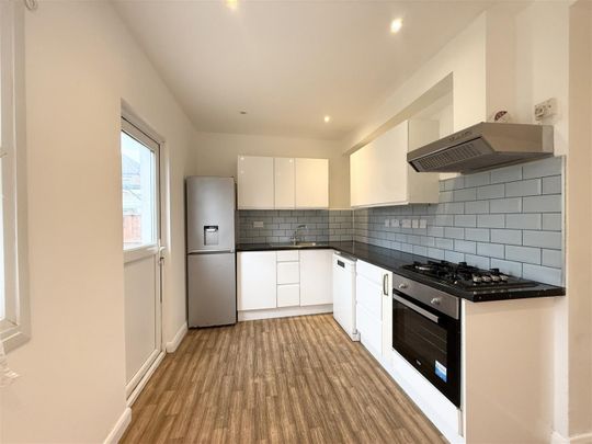 5 Bedroom House - End Terrace To Let - Photo 1