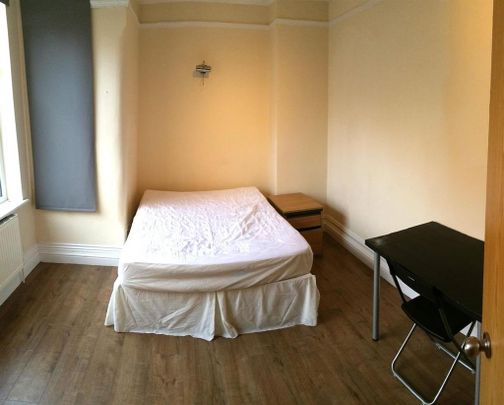 8 bedroom house to rent - Photo 1