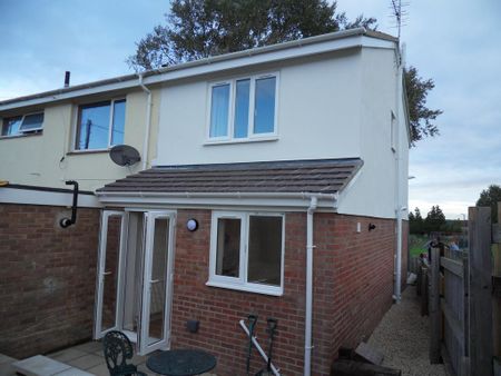 2 bedroom end of terrace house to rent - Photo 3