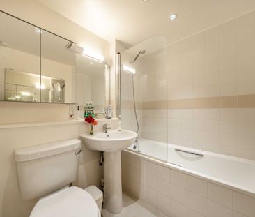 Lombard Road, SW11, London - Photo 2