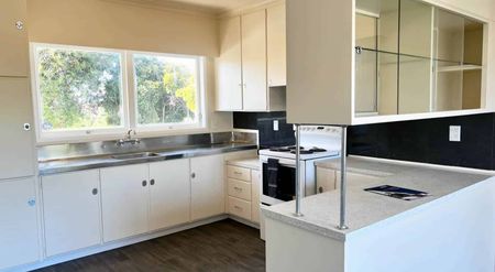 Immaculate Family Home - Photo 2