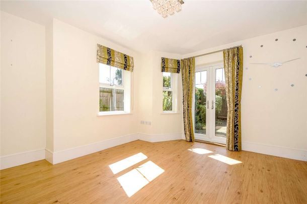 A beautifully presented five bedroom house with courtyard garden, garage and driveway - Photo 1