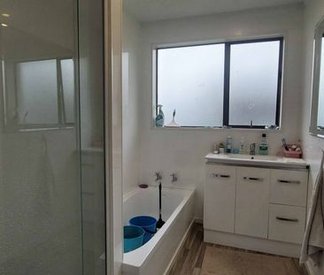 Comfortable 3-Bedroom Home Close to Hospital - Photo 3