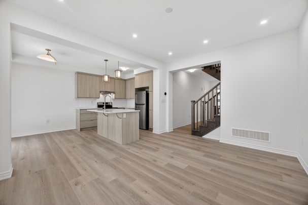 For Lease - 18 Ivory Road, Barrie, Ontario - Photo 1