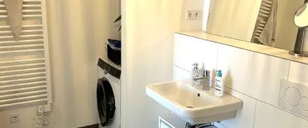 NEUE BAHNSTADT OPLADEN: Neuwertige 2-Zimmer-Wohnung mit Einbauküche und Loggia! - Foto 1