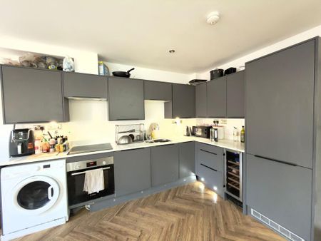 1 bedroom in a flat share to rent - Photo 3