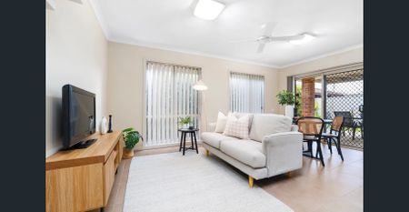 Large Three Bedroom Townhouse - Photo 2