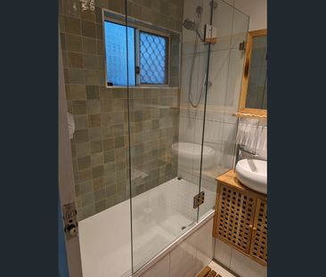 Newly renovated furnished studio apartment - Photo 2