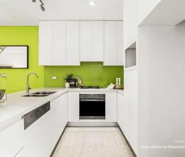 Stylish contemporary terrace in a wide tree-lined cul-de-sac - Photo 6