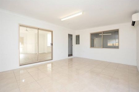 3 Bedroom Air Conditioned Home - Fully Fenced - Photo 3