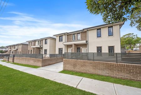 Brand New Luxury Three Bedroom Townhouse With Study - First Time Offered - Photo 2