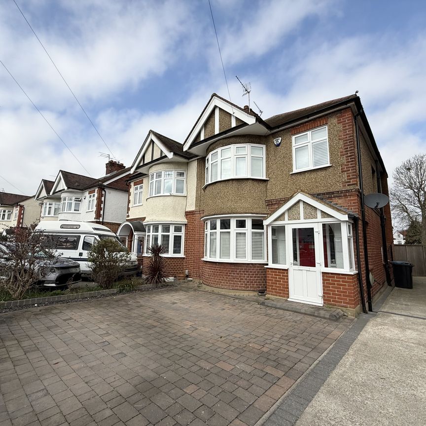 Vicars Close, Enfield - Photo 1