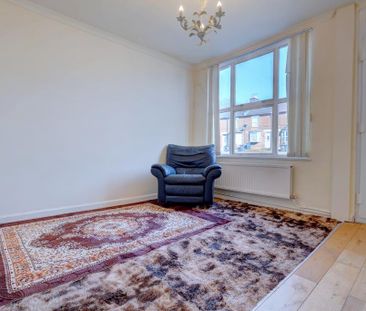 4 bedroom end of terrace house to rent - Photo 2