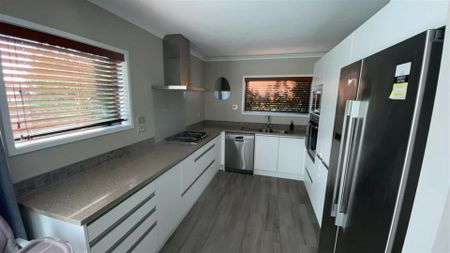 Silverdale - 4 Bedrooms - Photo 2