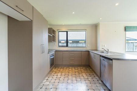 Bright and spacious Kelvin Grove home - Photo 2