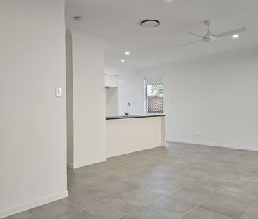 NEAR NEW- 4 BED 2 BATH TOWNHOUSE- FULLY DUCTED AIR CON - Photo 2