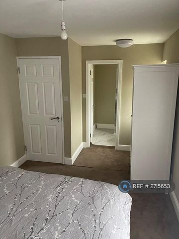 1 bedroom in a house share to rent - Photo 2