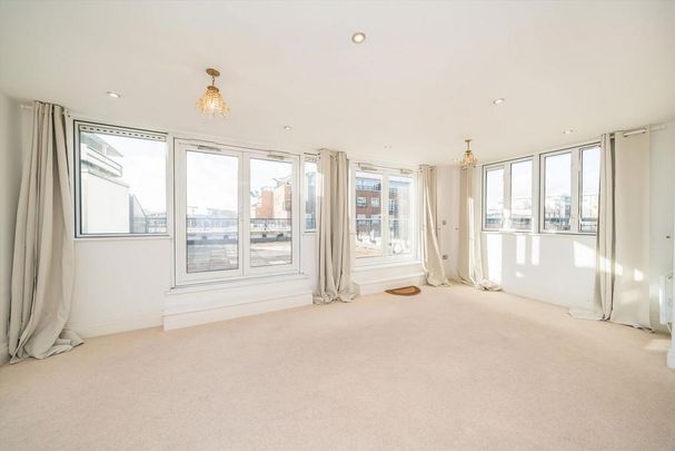 3 bedroom flat to rent - Photo 1