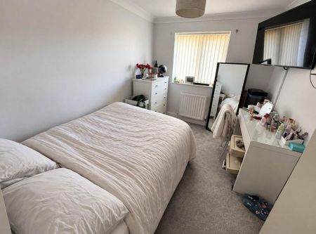 4 bedroom end of terrace house to rent - Photo 2
