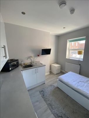 1 bedroom in a house share to rent - Photo 1