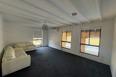 SPACIOUS 5 BEDROOM HOME WITH POOL, SPA & MULTIPLE LIVING AREAS! - Photo 4