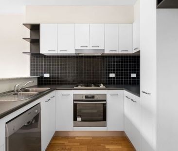 Stylish inner-city apartment over two levels! - Photo 1