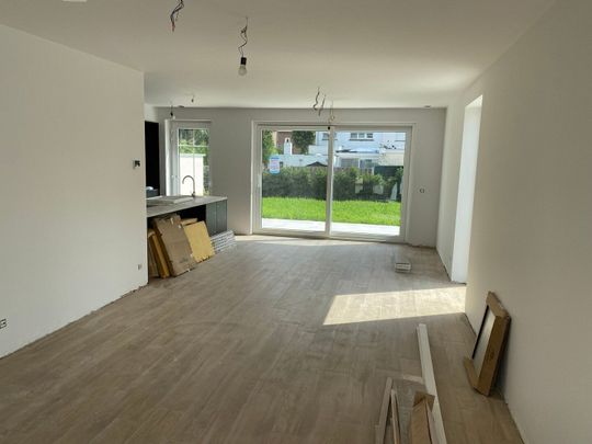 NIEUWBOUW, prachtig afgewerkte woning met terras en tuin, ideaal gelegen in een rustige kindvriendelijke straat op wandelafstand van het centrum van Sterrebeek en op 2km van de Duitse school. - Photo 1