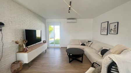 BEAUTIFUL MODERN VILLA WITH PRIVATE POOL IN TORREVIEJA, AVAILABLE UNTIL JUNE - Photo 2