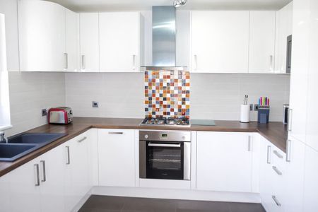 Two Bedroom Flat Wheatley Close NW4 - Photo 5