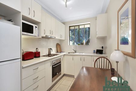 Peaceful Apartment in Leafy Locale - Photo 4
