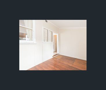 3 Bedroom Renovated Cottage With Rear Workshop - Photo 4