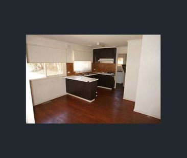 4 Bedroom Family home - Close to Transport - Photo 2