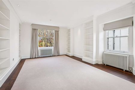 A stunning apartment on the second floor of a period conversion. - Photo 3