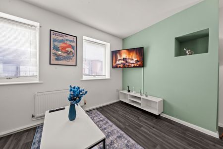 2 Bed Terraced House, Manor House Lane, BS14 - Photo 4