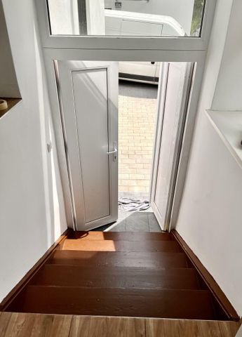 neuwertige, sanierte 2 Raum Wohnung im EG mit Terrasse. - Photo 2