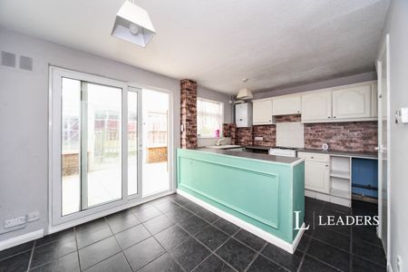 3 bedroom mid-terrace to rent Salters Way - LU6 1UG - Photo 2