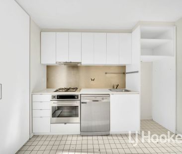 Modern Two-Bedroom Apartment with Spacious Balcony - Photo 2