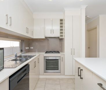 Fully Furnished, 2 Bedroom Townhouse. - Photo 2