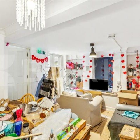 6 bedroom house with 2 reception rooms and a rear garden - Photo 1