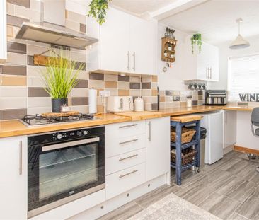 3 bed House - End Terrace To Let - Photo 3