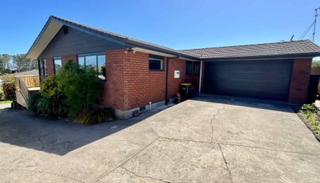 FULLY FURNISHED, THREE BEDROOM, CENTRAL LIVING - Photo 4