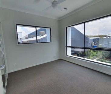 “NEAR NEW STYLISH TOWNHOUSE IN CENTRAL OF STAFFORD” - Photo 3