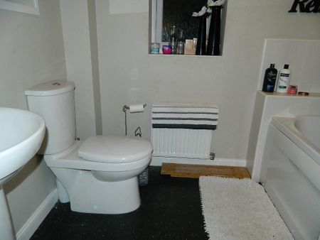 1 bedroom in a house share to rent - Photo 5