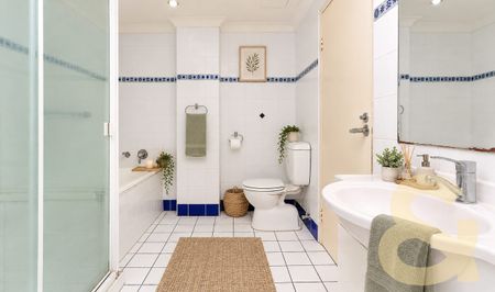 Ultra-Modern Three-Bedroom Apartment in the Heart of Maroubra Junction - Photo 5