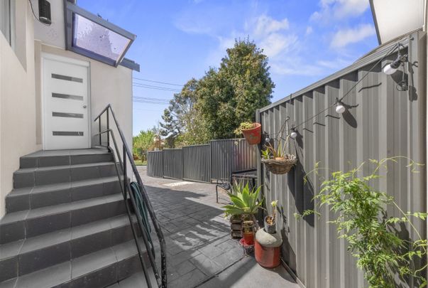 Spacious lounge and Gas cooking! - Photo 1