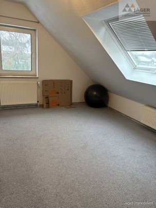 große DG-Wohnung mit Gartenanteil - Photo 1