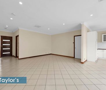 2010 BUILT FAMILY HOME THAT'S SURE TO PLEASE - Photo 3