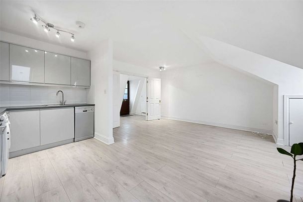 Spacious and well-designed second-floor apartment with an open-plan living area in a desirable location. Offered unfurnished and available now. - Photo 1